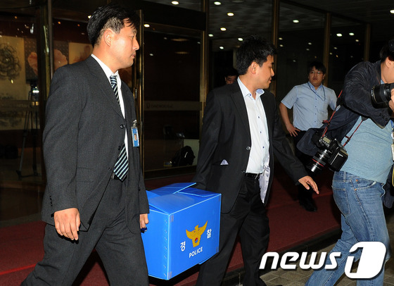 (서울=뉴스1) 양태훈 인턴기자 = 건설업자 윤중천 전 회장의 성접대 및 블법 로비의혹을 수사 중인 경찰이 24일 서울 종로구 신문로 대우건설 본사를 압수수색한 뒤 압수품을 옮기고 …