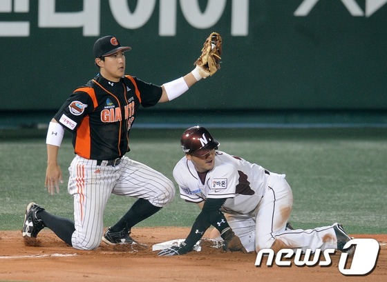 (서울=뉴스1) 이동원 기자 = 24일 오후 서울 목동야구장에서 열린 ‘2013 한국야쿠르트 세븐프로야구’ 넥센히어로즈와 롯데자이언츠의 경기에서 넥센 6회말 1사 1,2루 상황 강 …