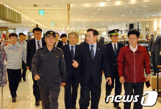 남상호 소방방재청장과 권료원 용산소방서장을 비롯한 관계자들이 24일 서울 용산구 아이파크몰을 방문해 대형 다중이용시설물에 대한 안전관리 및 화재예방 추진실태를 점검하고 있다. (용 …