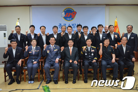 권순경 서울소방재난본부장이 24일 오후 서울 종로소방서를 방문해 직원들을 격려하고 기념사진을 찍고 있다. (종로소방서 제공) 2013.5.24/뉴스1