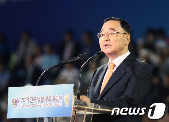 본문 이미지 - 정홍원 국무총리가 24일 경북 안동시민운동장에서 열린 2013 전국생활체육대축전 개막식에 참석해 축하하고 있다.2013.5.24/뉴스1 © News1 피재윤 