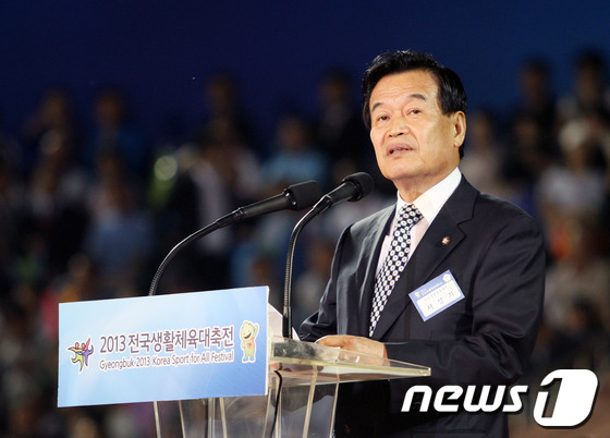 (대구·경북=뉴스1) 피재윤  = 서상기 국민생활체육회 회장이 24일 경북 안동시민운동장에서 열린 2013전국생활체육대축전 개막식에 참석해 축사를 하고 있다.2013.5.24/뉴스 …
