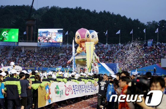 본문 이미지 - 24일 2013 전국생활체육대축전 개막식 행사에서 충청북도 선수단이 세계조정선수권대회를 알리는 캐릭터를 앞세우고 입장하고 있다.2013.5.24/뉴스1 © News1 피재윤 