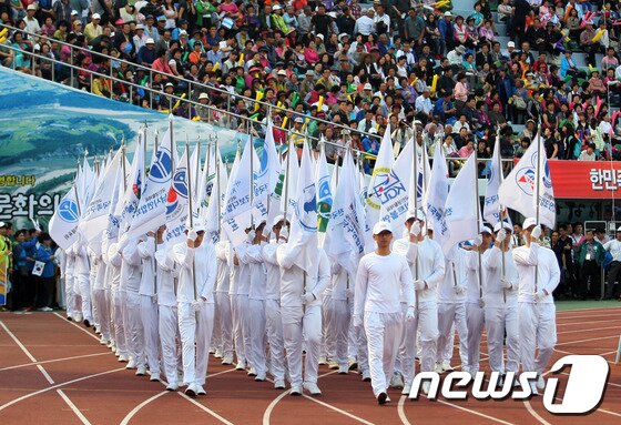 본문 이미지 - 24일 2013 전국생활체육대축전 개막식 행사에서 각 시도를 상징하는 깃발과 종목별 기수단이 입장하고 있다.2013.5.24/뉴스1 © News1 피재윤 