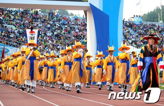본문 이미지 - 24일 2013 전국생활체육대축전 개막식을 알리는 취타대가 입장하고 있다.2013.5.24/뉴스1 © News1 피재윤 