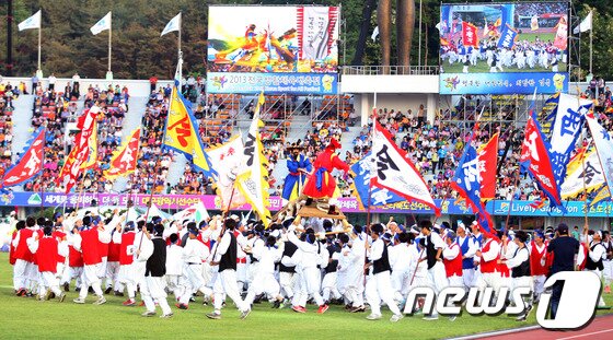 본문 이미지 - 24일 2013 전국생활체육대축전 개막식 행사에서 경북 안동에 전해 내려오는 중요무형문화재 제24호 차전놀이가 시연되고 있다.2013.5.24/뉴스1 © News1 피재윤 