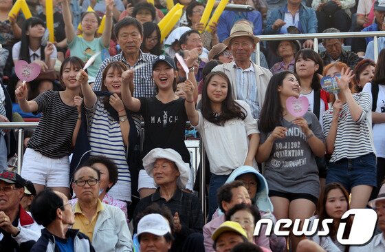 본문 이미지 - 24일 2013 전국생활체육대축전 개막식 행사에서 관중석에 있던 소녀들이 카메라를 보며 환호성을 지르고 있다.2013.5.24/뉴스1 © News1 피재윤 