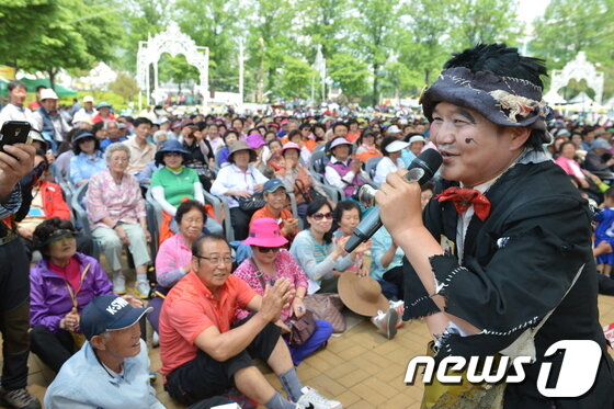 본문 이미지 - 품바축제 히트 상품중 하나인 각설이 공연. 특히 70, 80대 어르신들에게 큰 인기를 끌고 있다. 사진=음성군청 © News1 