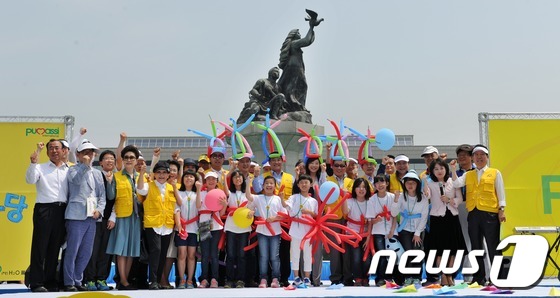 (서울=뉴스1) 박지혜 기자 = 25일 서울 여의도 국회의사당 잔디마당에서 열린 제9회 동심한마당 행사에서 강창희 국회의장, 조윤선 여성가족부 장관을 비롯한 참가자들이 풍선 모자를 …