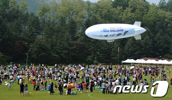 본문 이미지 - 25일 오후 충북 청원군 공군사관학교에서 열린 제35회 공군참모총장배 스페이스 챌린지(Space Challenge)대회에 참가한 학생들이 고무동력기를 날리고 있다. 2013.5.25/뉴스1 © News1 김용빈 기자