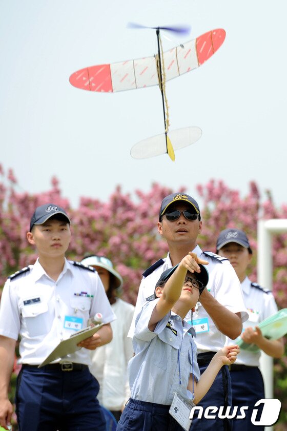 본문 이미지 - 25일 오후 충북 청원군 공군사관학교에서 열린 제35회 공군참모총장배 스페이스 챌린지(Space Challenge)대회에 참가한 학생들이 물로켓을 날리고 있다. 2013.5.25/뉴스1 © News1 김용빈 기자