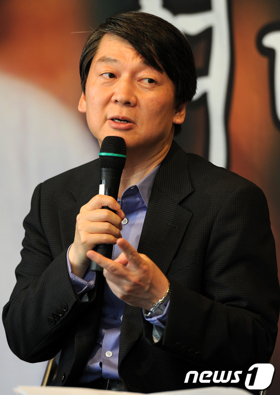 (서울=뉴스1) 박세연 기자 = 무소속 안철수 의원이 25일 오후 서울 노원구 상계동 상원초등학교에서 열린 '여러분과 안철수의 노원콘서트'에서 질문에 답하고 있다. 안철수 의원은 …