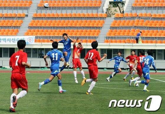 본문 이미지 - 25일 김복만 울산시교육감이 대구 북구 시민운동장을 방문, '제42회 전국소년체육대회' 축구 남중부 1회전에 출전하는 울산 현대중 선수들을 격려하고 있다. 이날 울산 현대중은 충북 운호중을 맞아 5-0으로 승리했다. 2013.5.25/뉴스1 © News1 변의현 기자