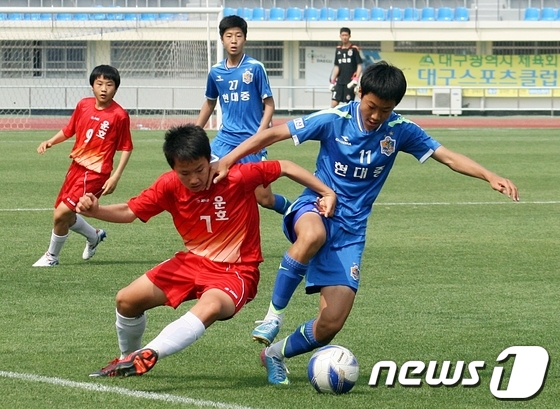 (대구=뉴스1) 변의현  기자 = 25일 대구 북구 시민운동장에서 열린 '제42회 전국소년체육대회' 축구 남중부 1회전에서 울산 현대중(파란색 유니폼)과 충북 운호중 선수들이 치열 …