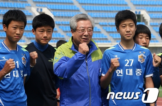 (대구=뉴스1) 변의현  기자 = 25일 김복만 울산시교육감이 대구 북구 시민운동장을 방문, '제42회 전국소년체육대회' 축구 남중부 1회전에 출전하는 울산 현대중 선수들을 격려하 …
