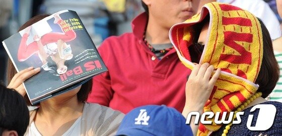 본문 이미지 - 25일 오후 서울 잠실야구장을 찾은 한 가족이 LG와 SK의 경기를 지켜보고 있다. 이날 서울 낮 최고기온이 31도까지 치솟으면서 때이른 더위가 기승을 부렸지만 관중들은 야구열기로 더위를 날리는 모습이었다. 2013.5.25/뉴스1 © News1   박지혜 기자