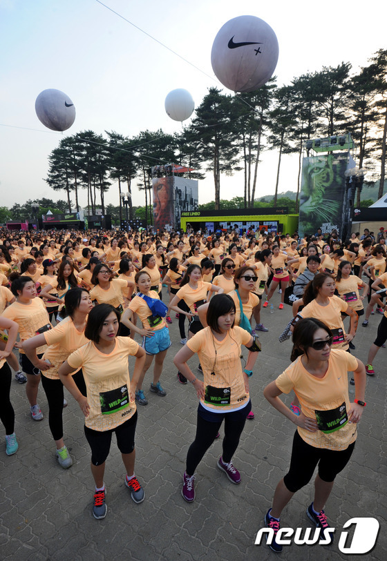 (서울=뉴스1) 박세연 기자 = 25일 오후 서울 마포구 상암동 월드컵공원에서 열린 '나이키 쉬런 서울7K'에서 참가자들이 준비운동을 하고 있다. 서울시와 나이키 주최로 열린 '나 …