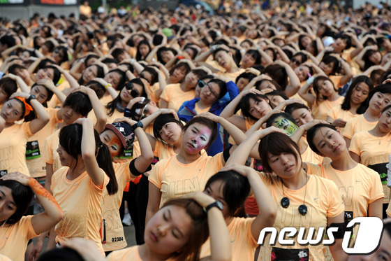 (서울=뉴스1) 박세연 기자 = 25일 오후 서울 마포구 상암동 월드컵공원에서 열린 '나이키 쉬런 서울7K'에서 참가자들이 준비운동을 하고 있다. 서울시와 나이키 주최로 열린 '나 …