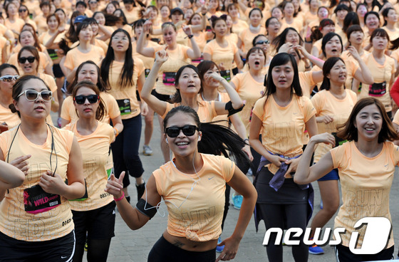 (서울=뉴스1) 박세연 기자 = 25일 오후 서울 마포구 상암동 월드컵공원에서 열린 '나이키 쉬런 서울7K'에서 참가자들이 준비운동을 하고 있다. 서울시와 나이키 주최로 열린 '나 …
