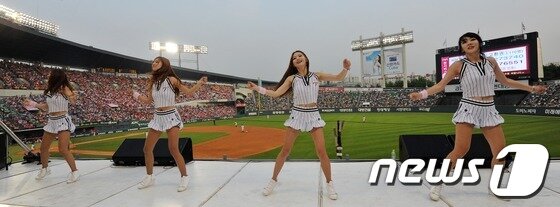 본문 이미지 - 25일 오후 서울 잠실야구장에서 열린 2013 프로야구 LG와 SK의 경기에서 치어리더들이 관중들과 함께 멋진 응원을 선보이고 있다. 이날 서울 낮 최고기온이 31도까지 치솟으면서 때이른 더위가 기승을 부렸지만 관중들은 야구열기로 더위를 날리는 모습이었다. 2013.5.25/뉴스1 © News1   박지혜 기자
