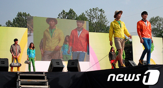 (서울=뉴스1) 박세연 기자 = 25일 오후 서울 북한산성 제2주차장 무대에서 열린 '2013 북한산 페스티벌'에서 아웃도어 기업 블랙야크가 아웃도어 패션쇼를 선보이고 있다. (블 …