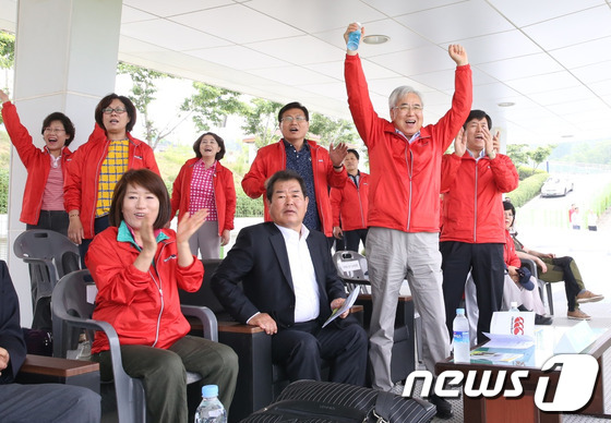 (서울=뉴스1) 박세연 기자 = 문용린 서울시 교육감이 25일 경산생활체육럭비구장에서 열린 제42회 전국소년체육대회 서울과 경기의 럭비경기를 관람하며 응원을 하고 있다. (서울시교 …