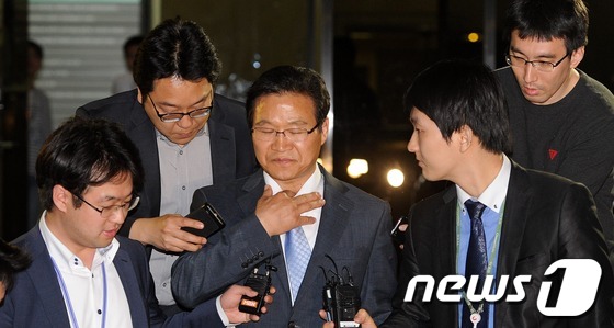 (서울=뉴스1) 박지혜 기자 = 김용판 전 서울지방경찰청장이 26일 새벽 서울 서초동 서울중앙지검에서 소환조사를 마친 뒤 귀가하고 있다. 김 전 청장은 지난 대선 직전 불거진 국정 …