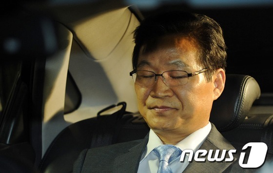 (서울=뉴스1) 박지혜 기자 = 김용판 전 서울지방경찰청장이 26일 새벽 서울 서초동 서울중앙지검에서 소환조사를 마친 뒤 귀가하고 있다. 김 전 청장은 지난 대선 직전 불거진 국정 …