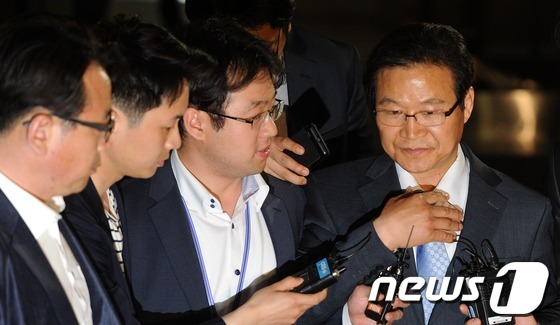 (서울=뉴스1) 박지혜 기자 = 김용판 전 서울지방경찰청장이 26일 새벽 서울 서초동 서울중앙지검에서 소환조사를 마친 뒤 귀가하고 있다. 김 전 청장은 지난 대선 직전 불거진 국정 …