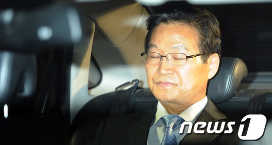 (서울=뉴스1) 박지혜 기자 = 김용판 전 서울지방경찰청장이 26일 새벽 서울 서초동 서울중앙지검에서 소환조사를 마친 뒤 귀가하고 있다. 김 전 청장은 지난 대선 직전 불거진 국정 …