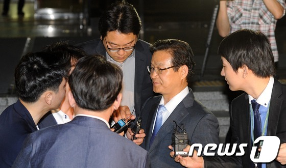 (서울=뉴스1) 박지혜 기자 = 김용판 전 서울지방경찰청장이 26일 새벽 서울 서초동 서울중앙지검에서 소환조사를 마친 뒤 귀가하고 있다. 김 전 청장은 지난 대선 직전 불거진 국정 …