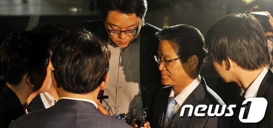 (서울=뉴스1) 박지혜 기자 = 김용판 전 서울지방경찰청장이 26일 새벽 서울 서초동 서울중앙지검에서 소환조사를 마친 뒤 귀가하고 있다. 김 전 청장은 지난 대선 직전 불거진 국정 …