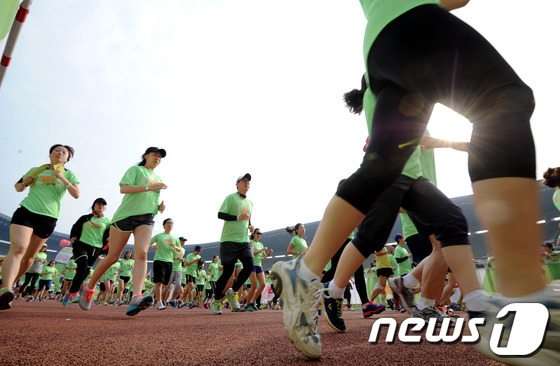 (서울=뉴스1) 박정호 기자 = 스포츠 브랜드 뉴발란스가 26일 오전 서울 잠실종합운동장에서 주최한 New Race Seoul 2013에서 참가자들이 출발 신호에 힘차게 달리고 있 …