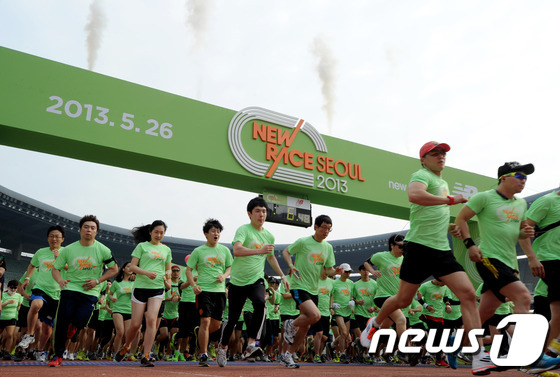 (서울=뉴스1) 박정호 기자 = 스포츠 브랜드 뉴발란스가 26일 오전 서울 잠실종합운동장에서 주최한 New Race Seoul 2013에서 참가자들이 출발 신호에 힘차게 달리고 있 …