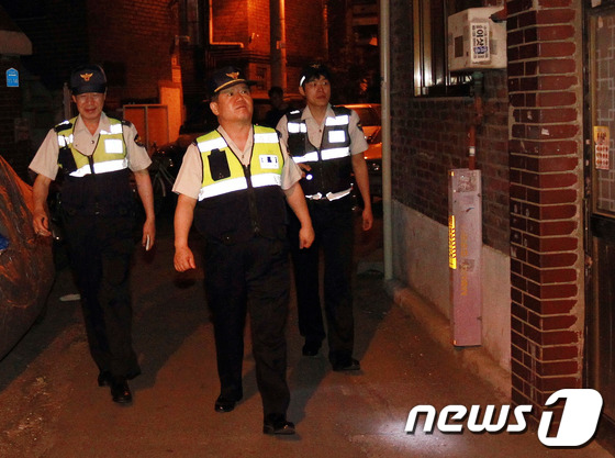 (서울=뉴스1) 양태훈 인턴기자 = 지난 25일 서울 구로구 구로경찰서 ‘112종합치안상황실’를 방문한 김정석 서울경찰청장이 현장근무자들과 구로구 주택가를 함께 순찰하고 있다. ( …