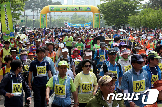 (서울=뉴스1) 이광호 기자 = 26일 오전 서울 마포구 상암동 월드컵공원 평화의광장에서 열린 '2013 마포구민 걷기축제'에서 참가자들이 힘찬 출발을 하고 있다.2013.5.26 …