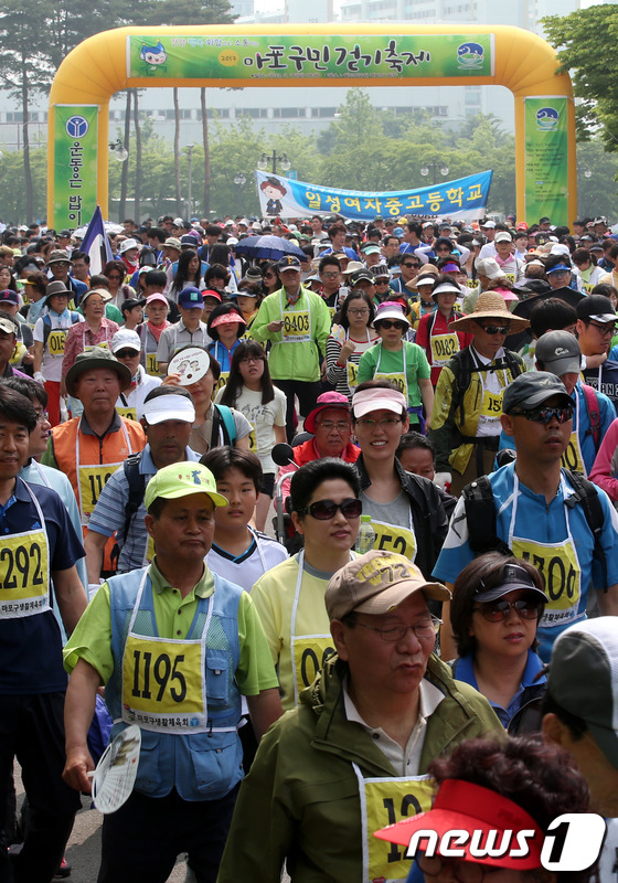 (서울=뉴스1) 이광호 기자 = 26일 오전 서울 마포구 상암동 월드컵공원 평화의광장에서 열린 '2013 마포구민 걷기축제'에서 참가자들이 힘찬 출발을 하고 있다.2013.5.26 …