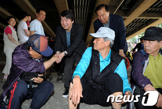 (서울=뉴스1) 박정호 기자 = 무소속 안철수 의원이 26일 오전 서울 노원구 창동교 중랑천변에서 열린 제 2회 노원 한문화축제 힐링가족 장생걷기대회에 참석, 지역 주민들과 인사를 …