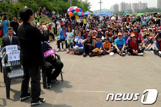 (서울=뉴스1) 박정호 기자 = 무소속 안철수 의원이 26일 오전 서울 노원구 창동교 중랑천변에서 열린 제 2회 노원 한문화축제 힐링가족 장생걷기대회에서 자신의 휴대전화 카메라로 …