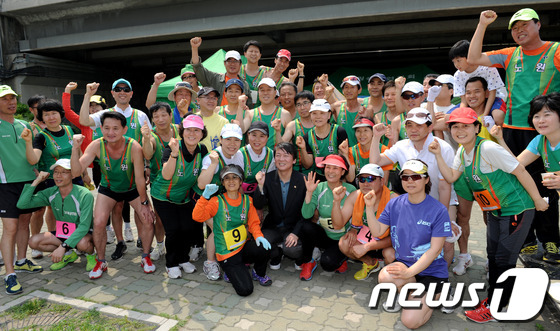 (서울=뉴스1) 박정호 기자 = 무소속 안철수 의원이 26일 오전 서울 노원구 창동교 중랑천변에서 열린 제 2회 노원 한문화축제 힐링가족 장생걷기대회 참석을 마친 뒤 지역 육상 동 …