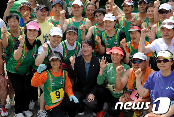 (서울=뉴스1) 박정호 기자 = 무소속 안철수 의원이 26일 오전 서울 노원구 창동교 중랑천변에서 열린 제 2회 노원 한문화축제 힐링가족 장생걷기대회 참석을 마친 뒤 지역 육상 동 …