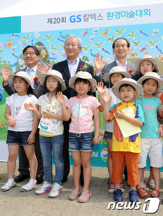 (서울=뉴스1) 양태훈 인턴기자 = 26일 오전 서울 송파구 방이동 올림픽공원 88마당과 한얼광장에서 열린 '제20회 GS칼텍스 환경미술대회'에서 윤성규 환경부장관, 허진수 GS칼 …