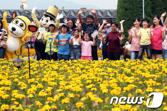 (과천=뉴스1) 이광호 기자 = 26일 오전 경기 과천 서울랜드에서 열린 '서울시와 함께하는 서울랜드 다문화 가족 초청행사'에 참가한 다문화가족들이 캐릭터 인형과 함께 기념촬영을 …