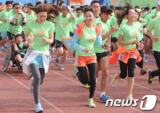 배우 서지혜, 서현진, 그룹 에프엑스 빅토리아가 26일 오전 서울 송파구 잠실동 잠실종합운동장에서 열린 스포츠 브랜드 뉴발란스 마라톤 '2013 뉴레이스 서울'에서 달리고 있다. …