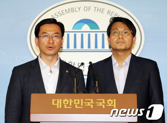 (서울=뉴스1) 허경 기자 = 여야 원내대표단 회동을 마친 새누리당 윤상현 원내수석부대표(오른쪽)와 민주당 정성호 원내수석부대표가 26일 오후 서울 여의도 국회 정론관에서 기자회견 …