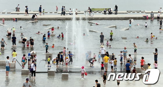 (서울=뉴스1) 허경 기자 = 서울 낮 기온이 28도까지 오르는 등 때 이른 여름 더위가 이어지고 있는 26일 오후 서울 여의도 한강공원 물빛광장에서 어린이들이 물놀이를 하며 주말 …