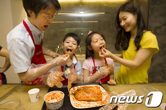 (서울=뉴스1) 양태훈 인턴기자 = 26일 오전, 서울 종로구 종가집 김치월드에서 열린 '우리아이 첫 김치 클래스'에 참석한 아이들이 직접 김치를 만들고 시식하고 있다. 이 행사는 …