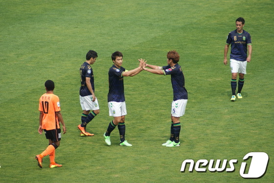 (강원=뉴스1) 홍성우 기자 = 26일 강원 춘천송암스포츠타운 경기장에서 열린 프로축구 K리그 클래식 강원 FC와 전북 현대 모터스 경기에서 전북 이동국이 골을 넣은 뒤 기뻐하고 …