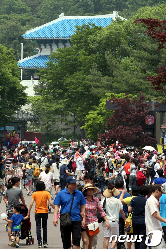 (과천=뉴스1) 이광호 기자 = 초여름 날씨가 이어지는 휴일인 26일 많은 시민들이 경기 과천 서울랜드를 찾아 인산인해를 이루고 있다.2013.5.26/뉴스1