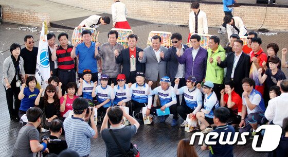 본문 이미지 - 26일 경북 안동시 탈춤공연장 2013전국생활체육대축전 폐회식장에서 강원도생활체육회 관계자들이 차기 대회 성공을 기원하고 있다./피재윤 기자 © News1 